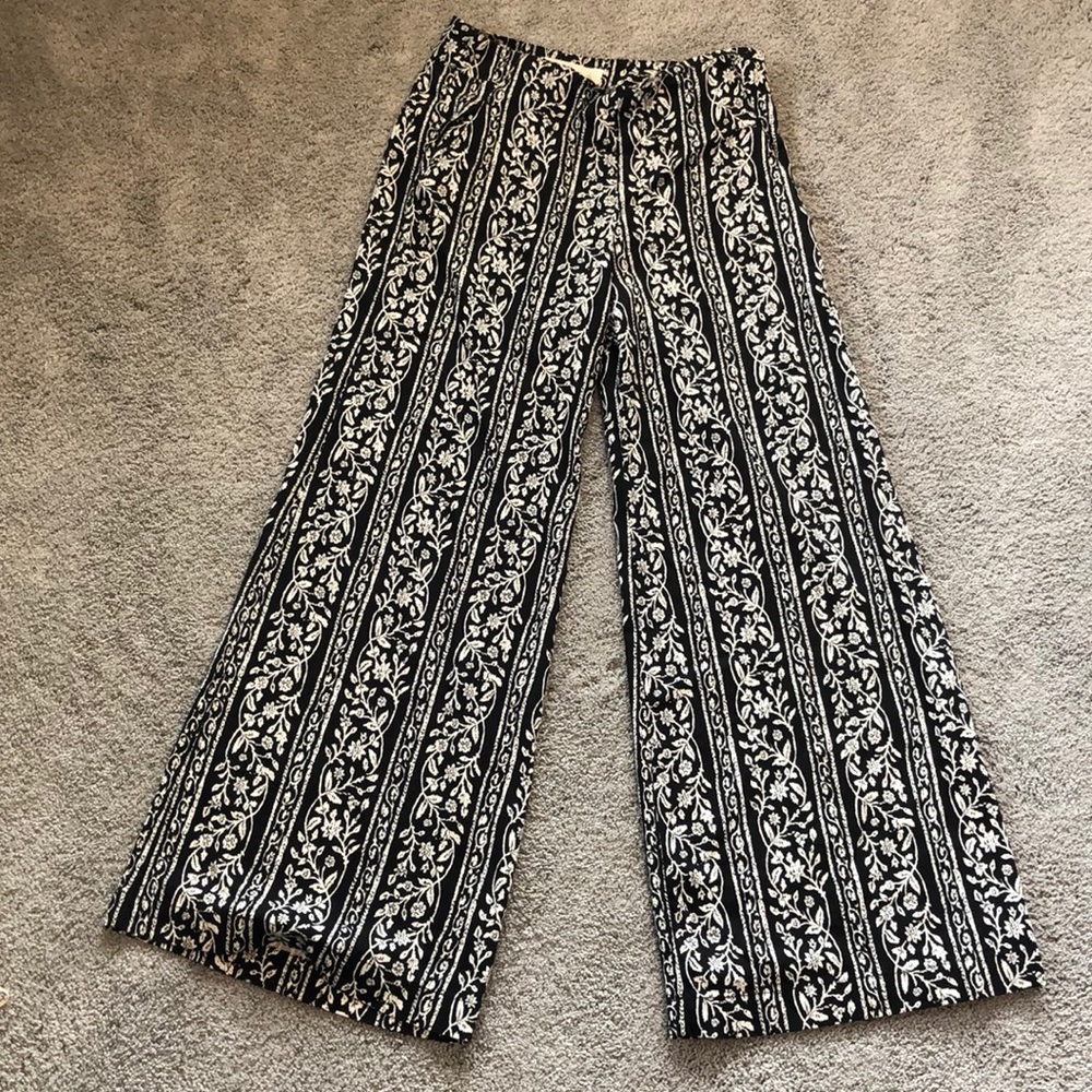 Abercrombie & Fitch Flowy Pattern Pants w/ pockets